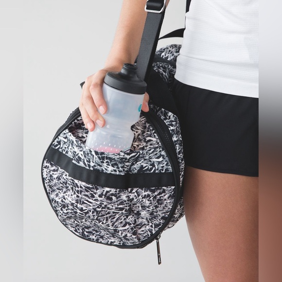 Lululemon Run Ways Duffel Ripple Seal Grey Black - Picture 7 of 7